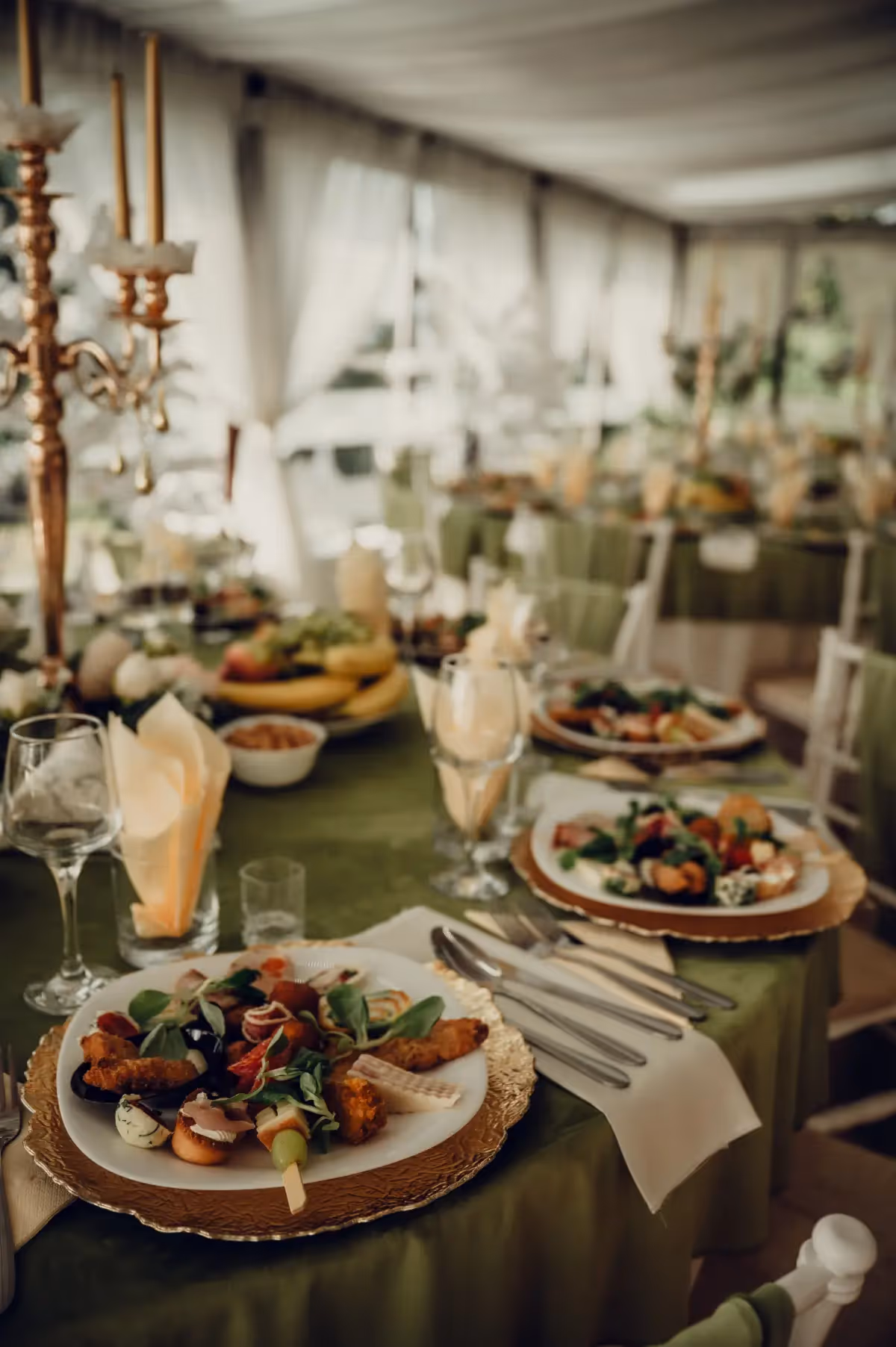 Mesa montada con platos de cóctel y candelabros