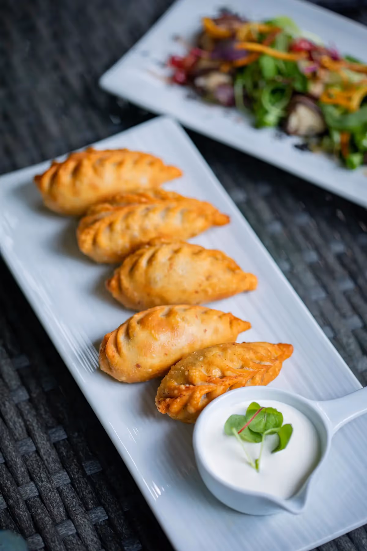 Samosas con salsa de yogur y ensalada