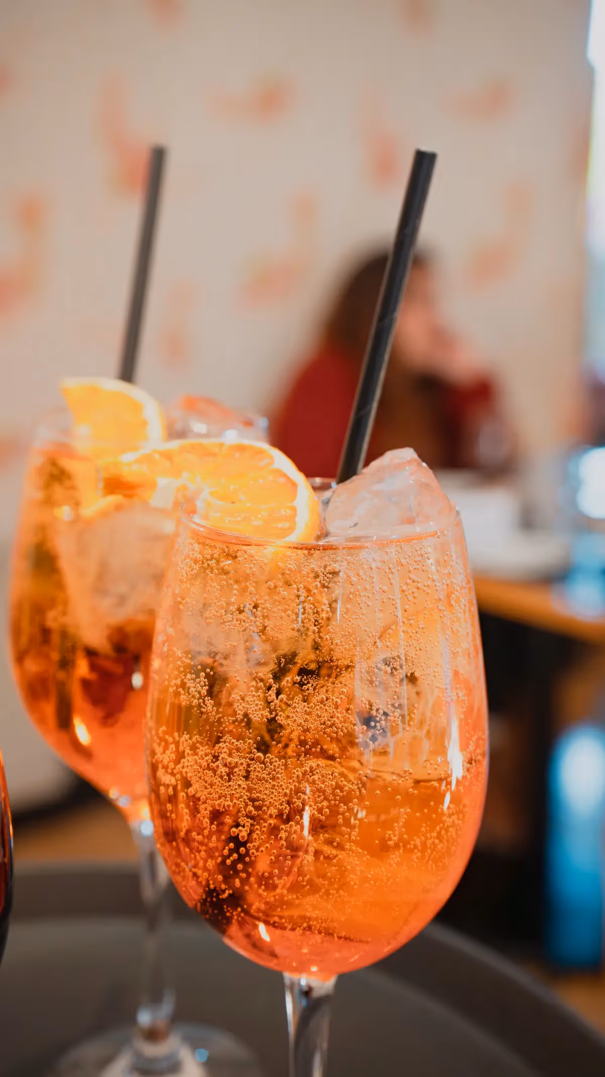 Dos copas de spritz con naranja en el Piano Bar