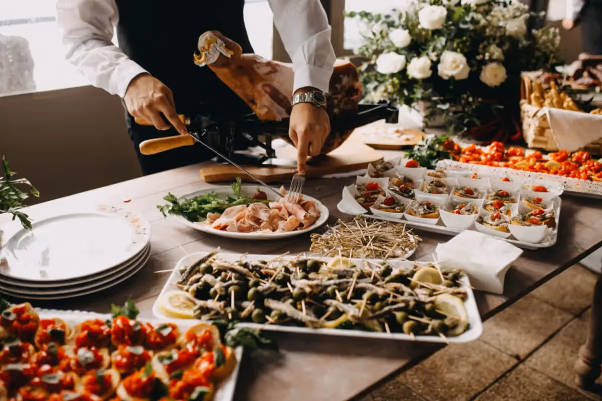 Bar de aperitivos con jamón serrano y bocados para el cóctel de bienvenida